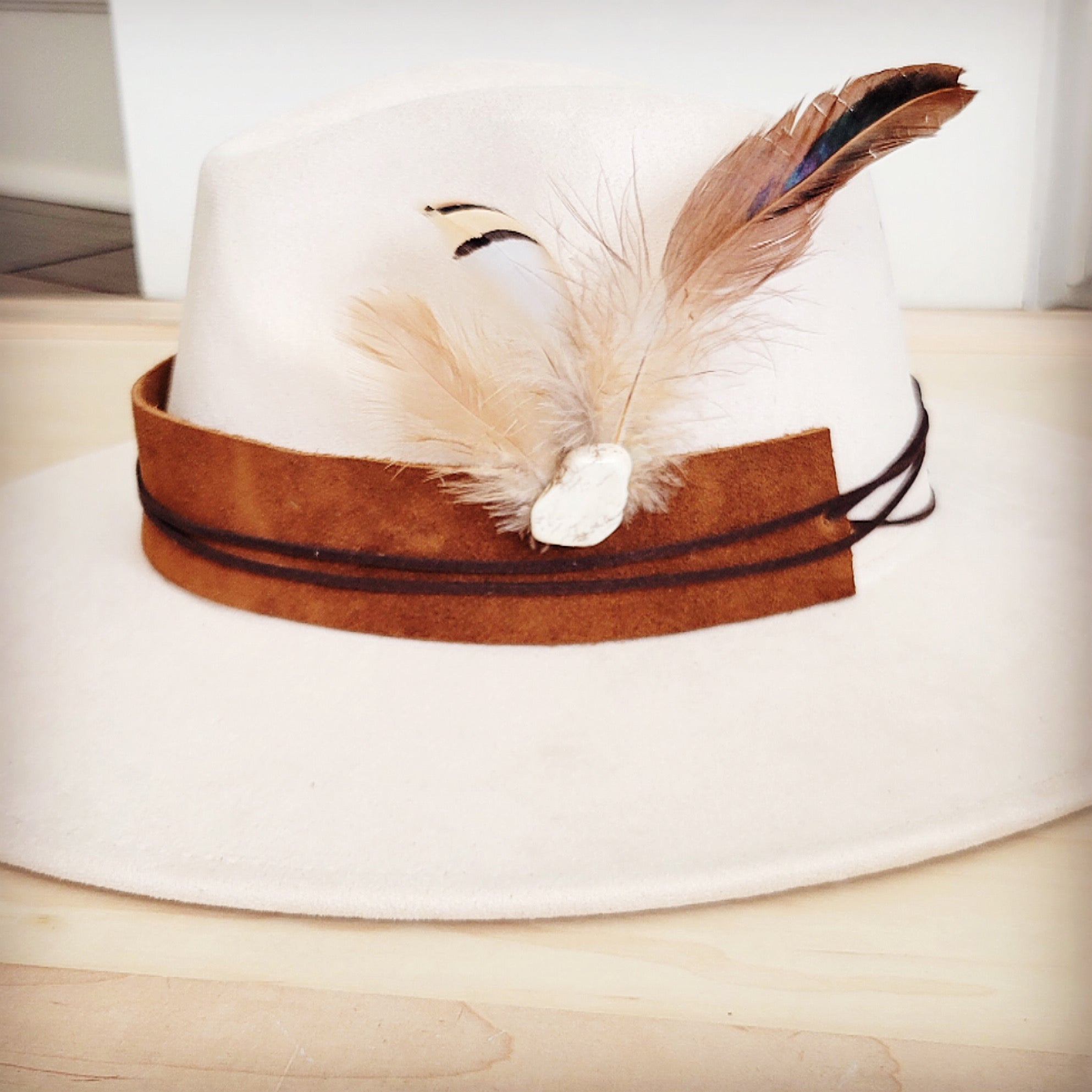 Clip-On Feather Hat Band-White Turq w/ Tan Feathers 954q