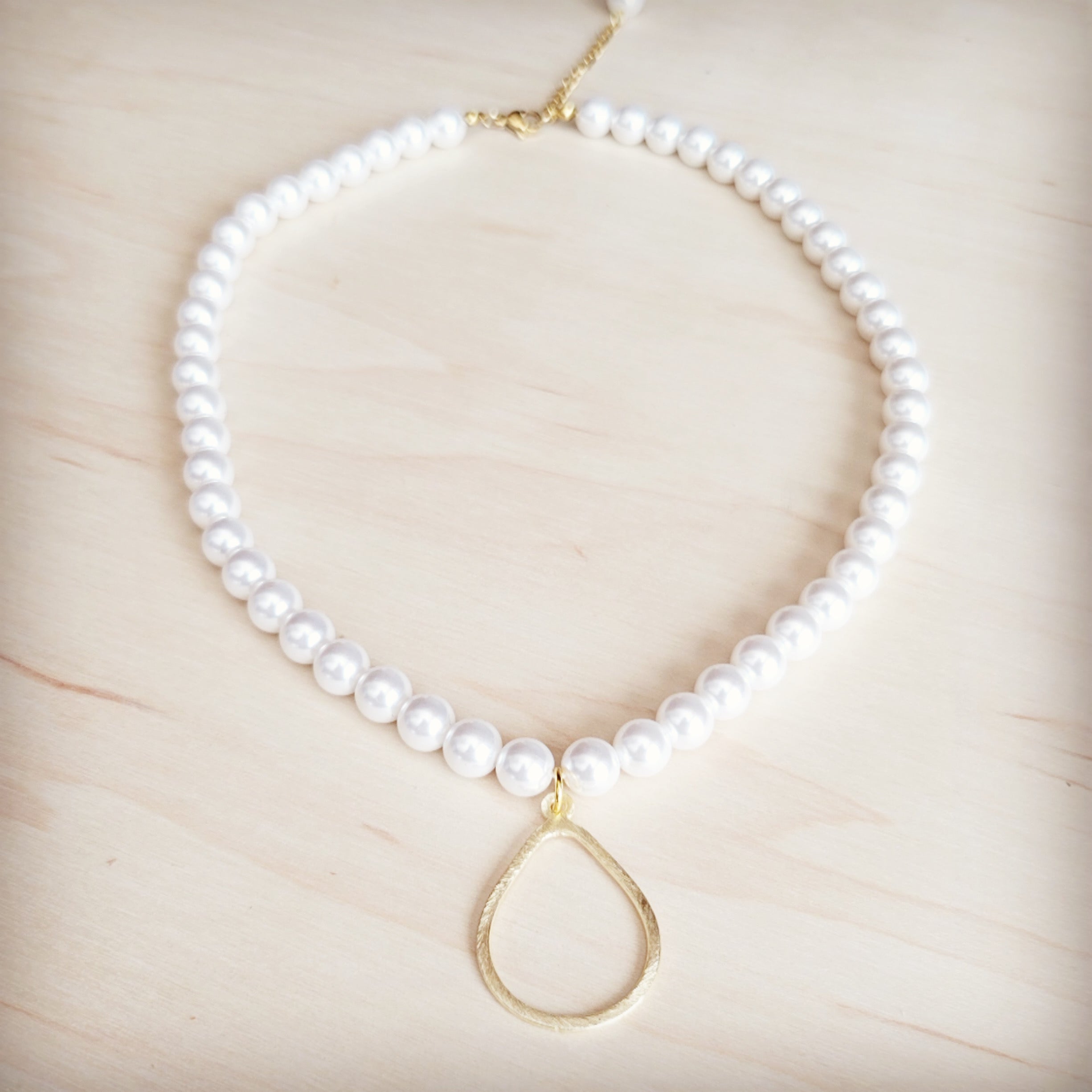 **Glass Pearl Collar Necklace w/ Gold Pendant 257kg