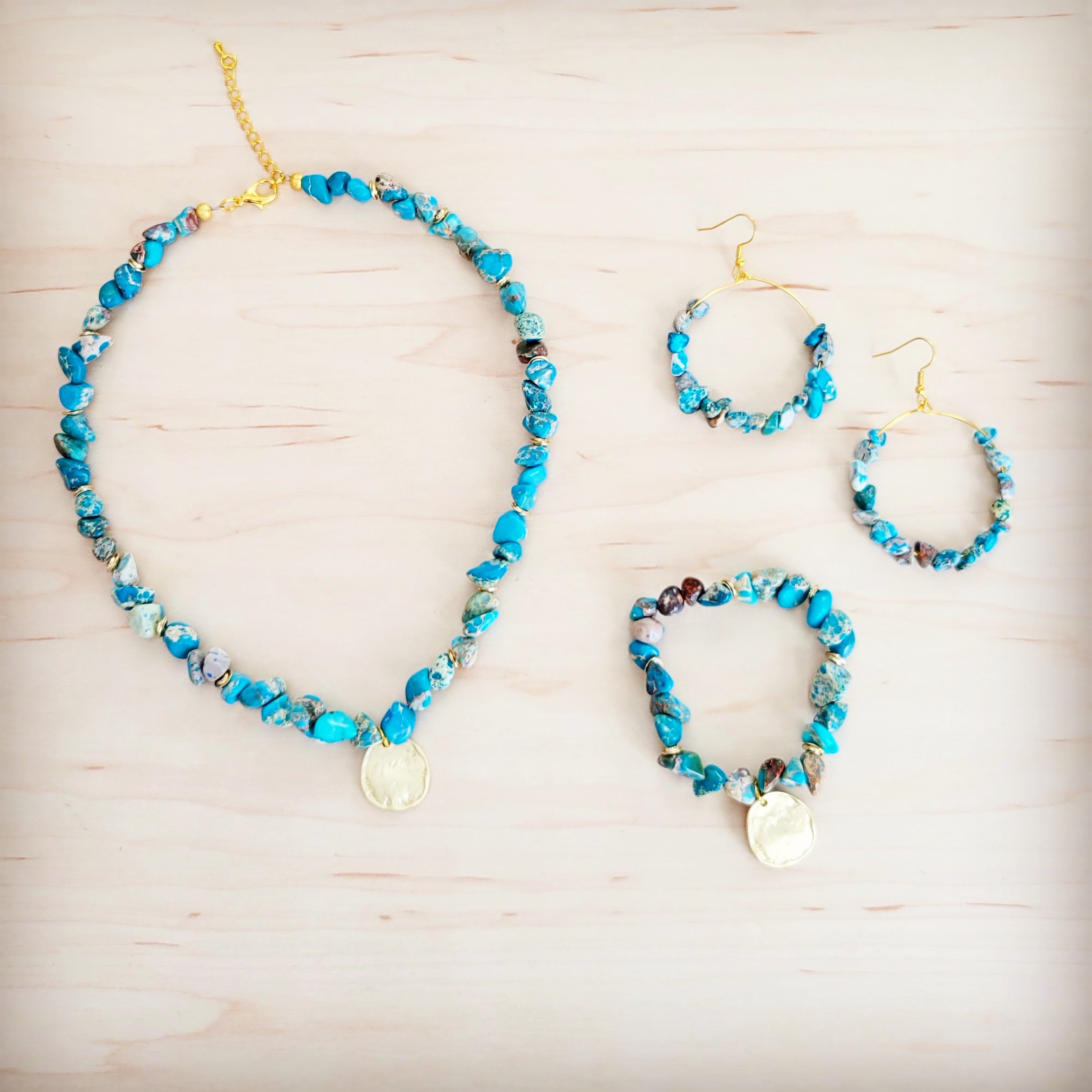 Regalite Beaded Stretch Bracelet w/ Matte Gold Coin Charm 811w