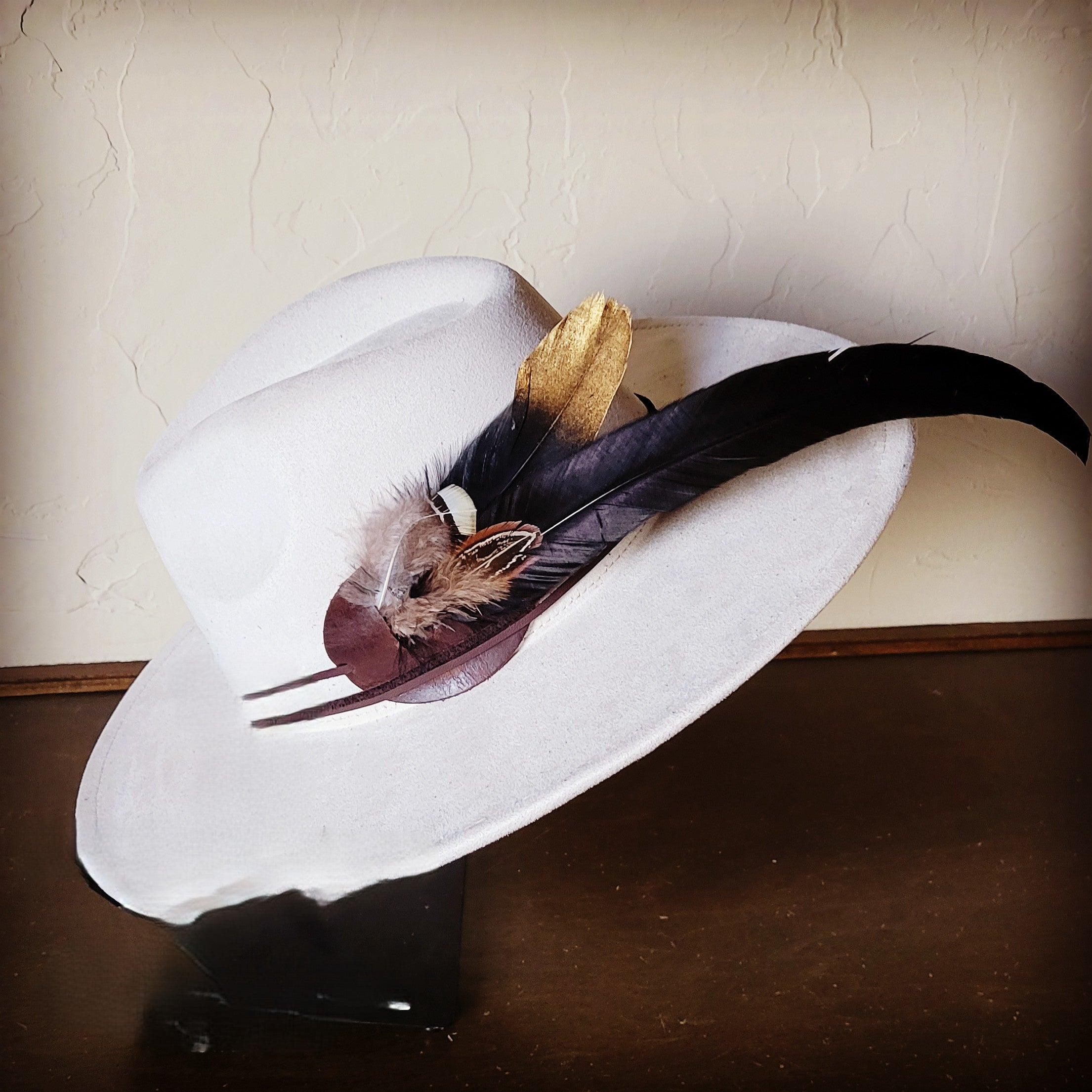 **Black and Gold Feather Band 983e